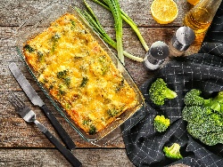 Вегетарианска запеканка от броколи със синьо сирене, топено сирене, заквасена сметана и яйца в йенско стъко (тава) на фурна - снимка на рецептата